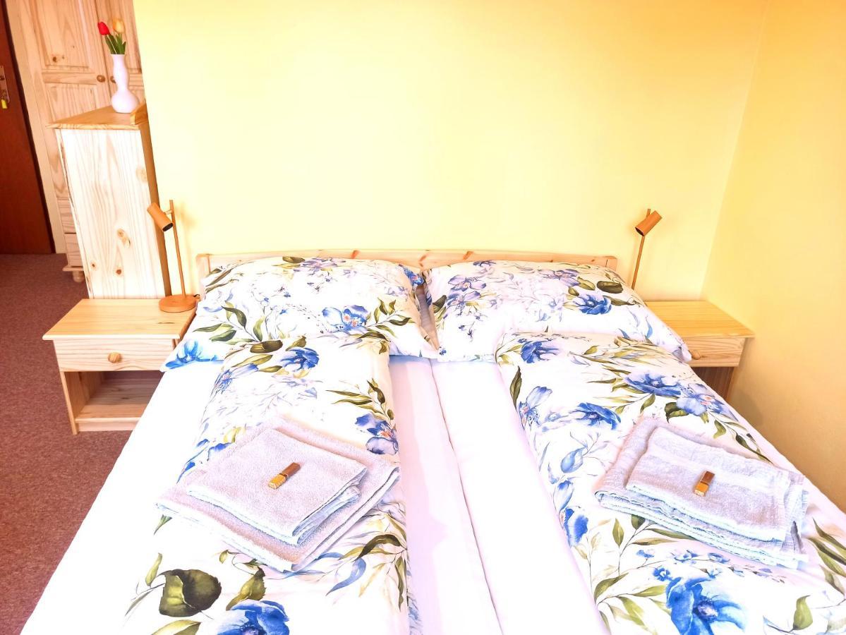 P&P Jicin Apartments - Soukrome 2-3 Luzkove Pokoje S Vlastni Kuchyni A Koupelnou Dış mekan fotoğraf