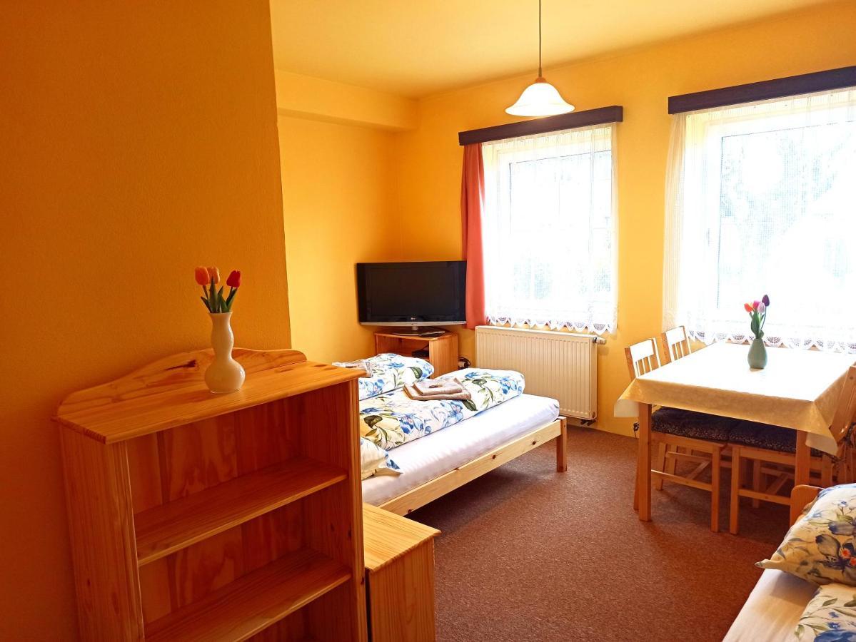 P&P Jicin Apartments - Soukrome 2-3 Luzkove Pokoje S Vlastni Kuchyni A Koupelnou Dış mekan fotoğraf