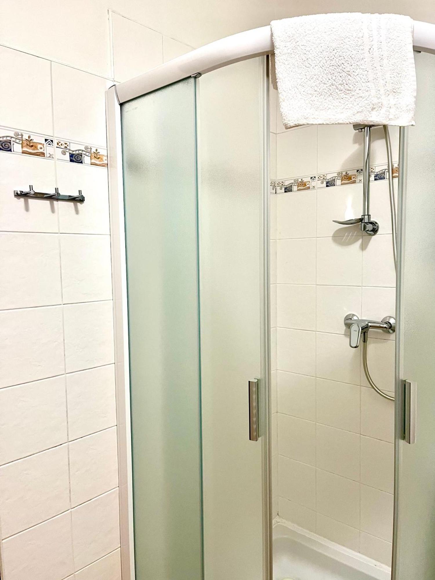 P&P Jicin Apartments - Soukrome 2-3 Luzkove Pokoje S Vlastni Kuchyni A Koupelnou Dış mekan fotoğraf