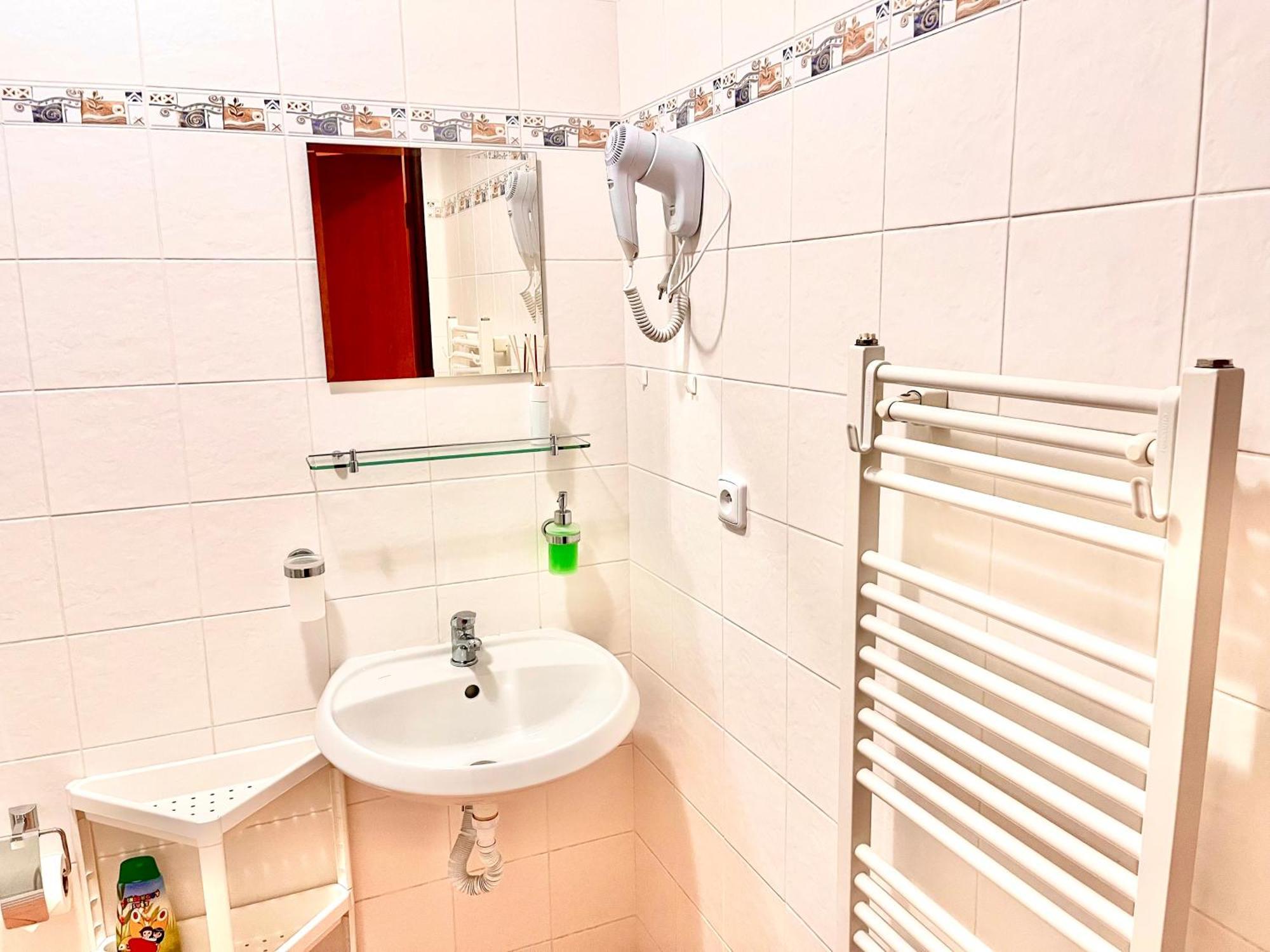 P&P Jicin Apartments - Soukrome 2-3 Luzkove Pokoje S Vlastni Kuchyni A Koupelnou Dış mekan fotoğraf