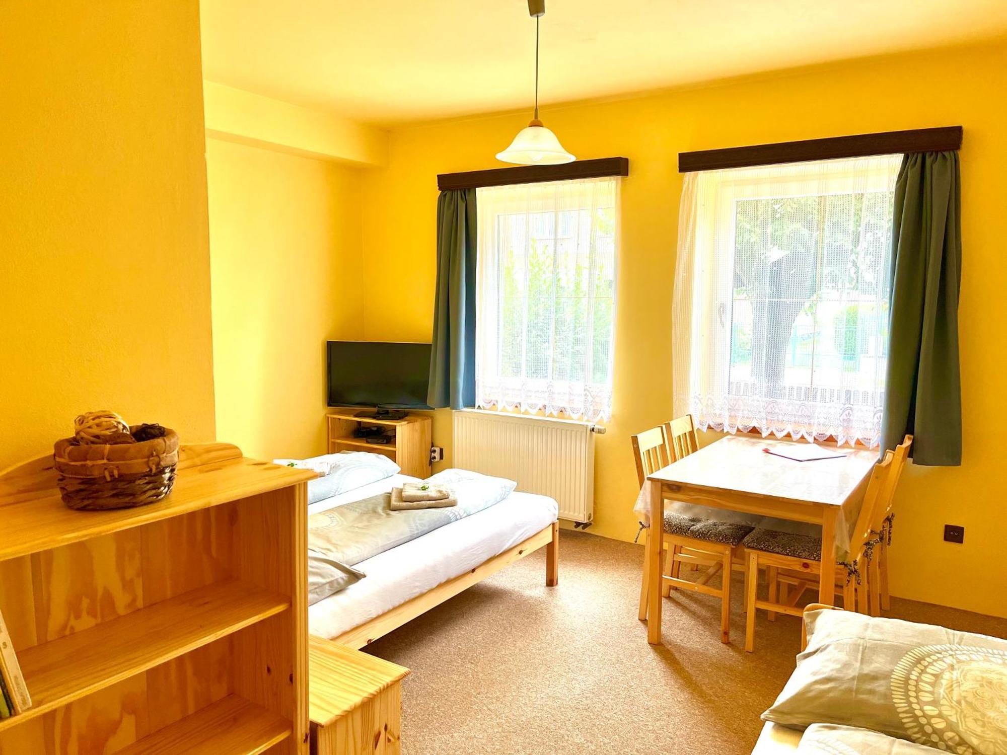 P&P Jicin Apartments - Soukrome 2-3 Luzkove Pokoje S Vlastni Kuchyni A Koupelnou Dış mekan fotoğraf